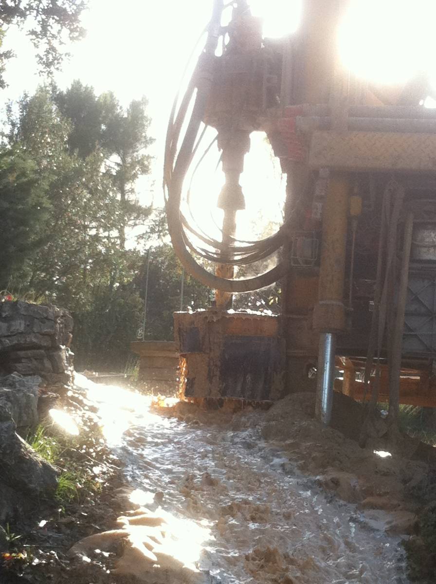 Forage sur un terrain difficile d'accès dans une propriété à Cotignac Var