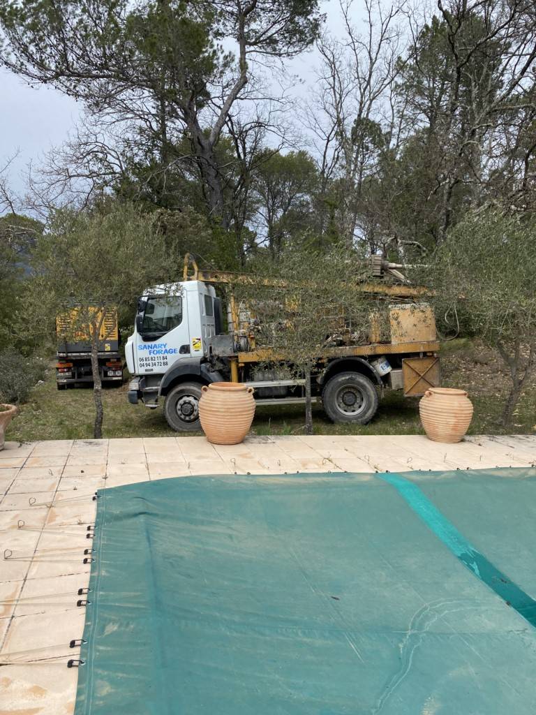 Forage dans une maison pour alimentation piscine et végétaux à Rocbaron